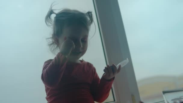 Glada Självsäkra Kaukasiska Småbarn Målade Hennes Ansikte Med Läppstift Och — Stockvideo