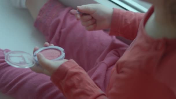 Anak Kaukasia Yang Ceria Dan Percaya Diri Menggunakan Kacamata Gadis — Stok Video