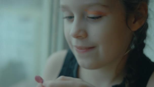 Vrolijk Zelfverzekerd Blank Meisje Schilderde Haar Gezicht Met Lippenstift Oogschaduwen — Stockvideo