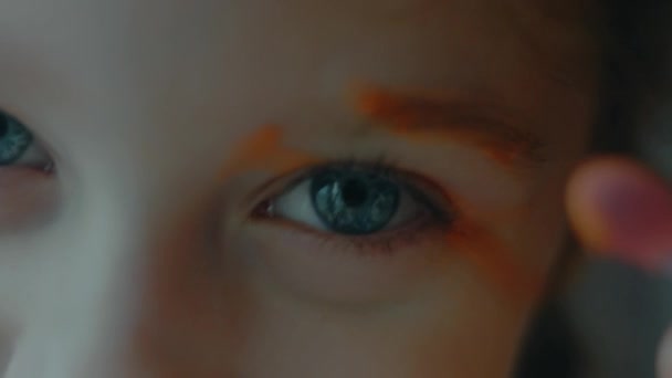 Fröhlich Selbstbewusstes Kaukasisches Mädchen Bemalte Ihr Gesicht Mit Lidschatten Kleines — Stockvideo
