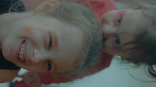 Verticaal Schieten Van Kleine Blanke Meisjes Die Hun Gezicht Beschilderden — Stockvideo