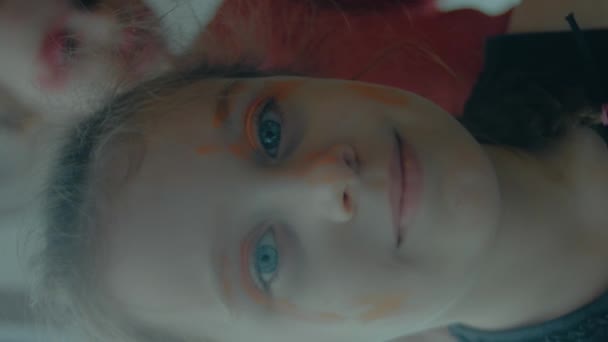 Vertikální Střílení Pobavených Bělošek Které Namalovaly Tváře Rtěnkou Očními Stíny — Stock video