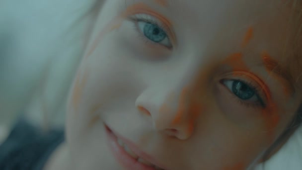 Vrolijk Zelfverzekerd Blank Klein Meisje Schilderde Haar Gezicht Met Lippenstift — Stockvideo