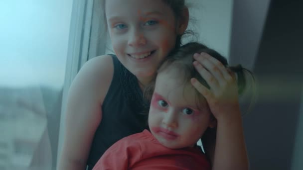 Szórakoztató Kis Kaukázusi Lányok Festették Arcukat Rúzzsal Szemhéjjal Nővérek Ajkukat — Stock videók