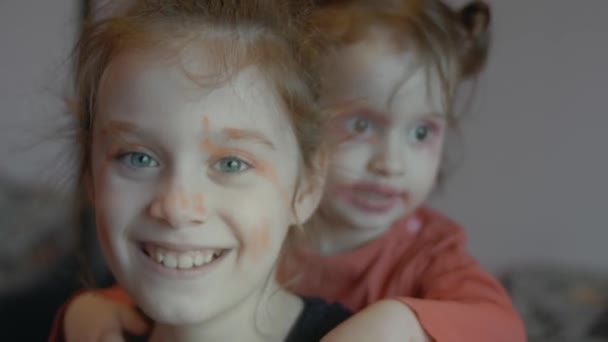 Amusante Blanke Meisjes Schilderden Hun Gezichten Met Lippenstift Oogschaduwen Zusters — Stockvideo