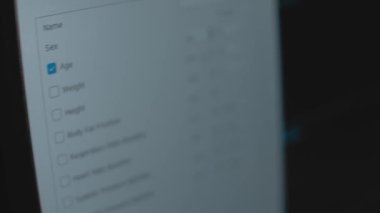 Bilgisayardaki kişisel tıbbi özet formunu tamamlama görüntüsü