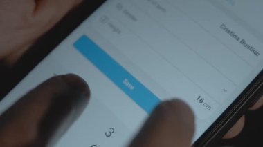 Cep telefonu ekranında kişisel sağlık izleme uygulaması, kişisel verilerle bilgi alanlarının tamamlanması