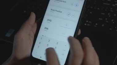 Cep telefonu ekranında kişisel sağlık izleme uygulaması, kişisel veri SYS, DIA, nabız ile bilgi alanlarının tamamlanması