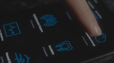 Farklı uzmanlık alanı cerrahi prosedürleri olan akıllı telefon uygulaması. Tıp fakültesindeki öğrenciler için aşama aşama prosedürler. Makro çekim