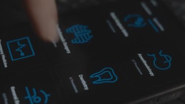 Farklı uzmanlık alanı cerrahi prosedürleri olan akıllı telefon uygulaması. Tıp fakültesindeki öğrenciler için aşama aşama prosedürler. Makro çekim