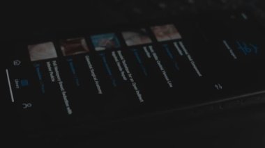 Farklı uzmanlık alanı cerrahi prosedürleri olan akıllı telefon uygulaması. Tıp fakültesindeki öğrenciler için aşama aşama prosedürler. Makro çekim