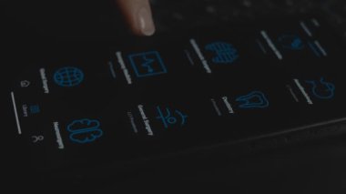 Farklı uzmanlık alanı cerrahi prosedürleri olan akıllı telefon uygulaması. Tıp fakültesindeki öğrenciler için aşama aşama prosedürler. Makro çekim