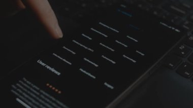 Farklı uzmanlık alanı cerrahi prosedürleri olan akıllı telefon uygulaması. Tıp fakültesindeki öğrenciler için aşama aşama prosedürler. Makro çekim