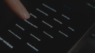 Farklı uzmanlık alanı cerrahi prosedürleri olan akıllı telefon uygulaması. Tıp fakültesindeki öğrenciler için aşama aşama prosedürler. Makro çekim