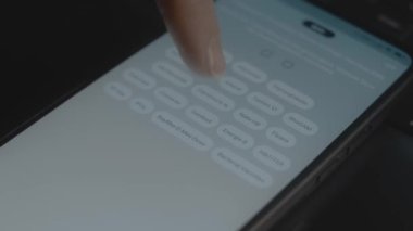 Akıllı telefon ekranında gösterilen aşıların adı.