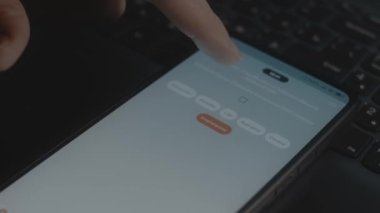 Akıllı telefon ekranındaki sentetik uyuşturucuların isimleri