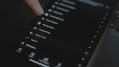 Klinik hesap makineleri, kontrol listeleri ve araçları olan farklı tıp uzmanlıklarının ve alanlarının olduğu akıllı telefon uygulaması. Makro çekim.