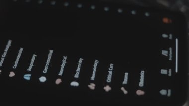 Klinik hesap makineleri, kontrol listeleri ve araçları olan farklı tıp uzmanlıklarının ve alanlarının olduğu akıllı telefon uygulaması. Makro çekim.