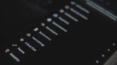 Klinik hesap makineleri, kontrol listeleri ve araçları olan farklı tıp uzmanlıklarının ve alanlarının olduğu akıllı telefon uygulaması. Makro çekim.