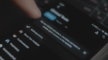 Klinik hesap makineleri, kontrol listeleri ve araçları olan farklı tıp uzmanlıklarının ve alanlarının olduğu akıllı telefon uygulaması. Makro çekim.