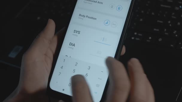 Приложение Мониторинга Состояния Здоровья Экране Мобильного Телефона Заполнение Информационных Полей — стоковое видео