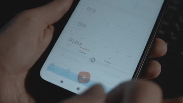 携帯電話画面上の個人の健康モニターアプリ 個人データSys Dia 脈拍を含む情報フィールドを完了 — ストック動画
