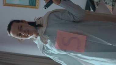 Annenin kronik hastalığı olan bir çocuğa baktığı dikey çekim. Astım tedavisi için astım spreyi kullanıyorum. Süper güçleri olan süper sevecen ve şefkatli bir anne. Süper anne kavramı