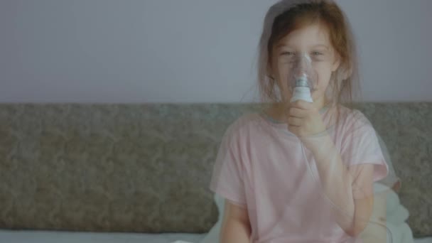 Egy Kislány Belélegzi Porlasztót Otthon Inhalációs Porlasztó Gyógyszergőzzel Köhögésre Gyengeség — Stock videók