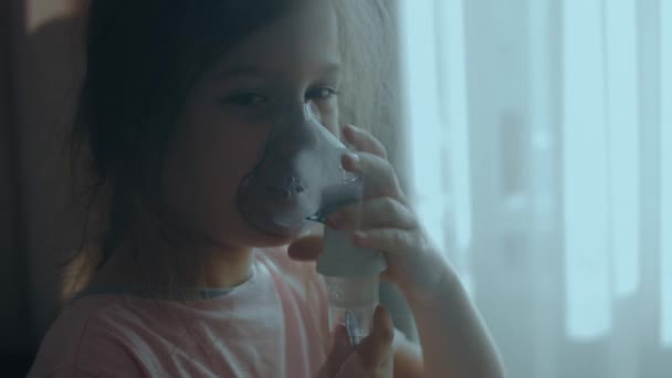 Mała Dziewczynka Robi Inhalację Nebulizatorem Domu Nebulizator Wziewny Parą Kaszel — Wideo stockowe