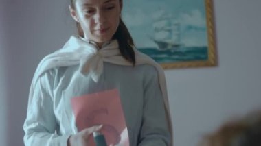 Annem kronik hastalığı olan bir çocuğa bakıyor. Astım tedavisi için astım spreyi kullanıyorum. Süper güçleri olan süper sevecen ve şefkatli bir anne. Süper anne kavramı