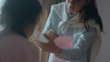 Annem kronik hastalığı olan bir çocuğa bakıyor. Astım tedavisi için astım spreyi kullanıyorum. Süper güçleri olan süper sevecen ve şefkatli bir anne. Süper anne kavramı