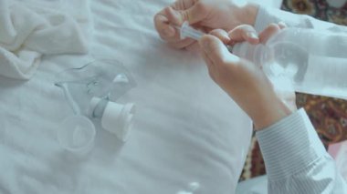 Nebulizör solunum maskesini tuz çözeltisiyle dolduruyorum. Solunum maskesi ve nebulizatörle solunum için tıbbi ekipman. Solunum tıbbı