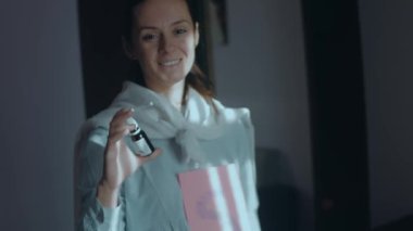 Göğsünde S harfi ve süper kahraman peleriniyle sevgili anne çocuğunun hastalığını tedavi etmek için ilaç tutuyor. Süper güçleri olan bir anne. Süper anne kavramı