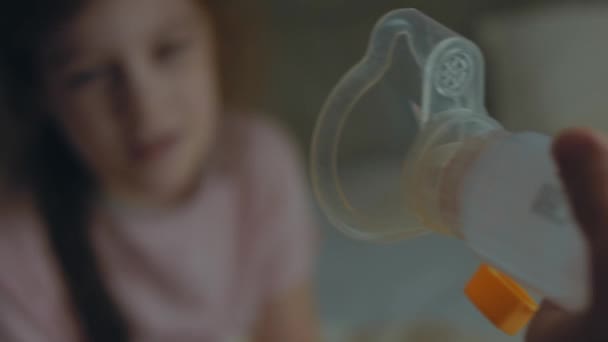 Gadis Kecil Mengalami Kesulitan Pernapasan Ibu Merawat Anak Dengan Penyakit — Stok Video