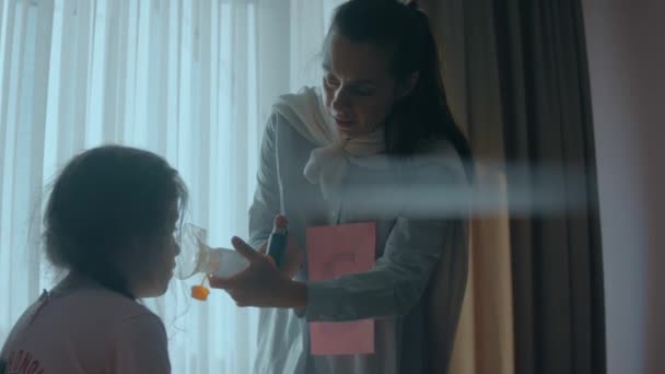 Mama Opiekuje Się Dzieckiem Przewlekłą Chorobą Używam Inhalatora Leczenia Astmy — Wideo stockowe
