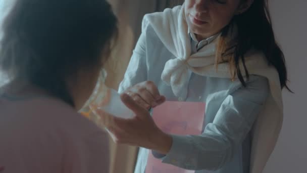 Mutter Kümmert Sich Chronisch Kranke Kinder Inhalationsmittel Zur Behandlung Von — Stockvideo