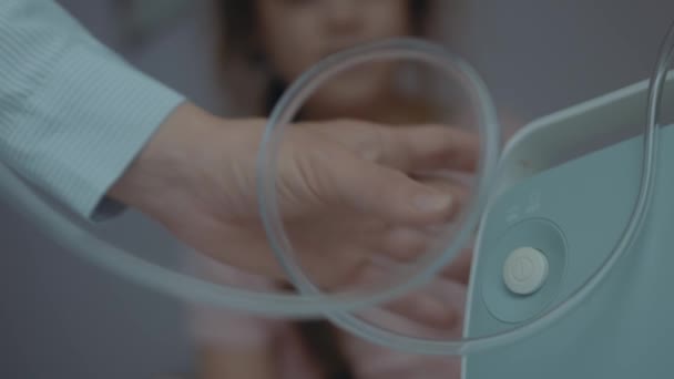 Nebulizörü Çalıştırmak Için Parmak Basma Düğmesine Yakın Çekim Yap Solunum — Stok video