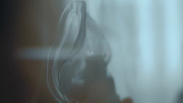 雾化器呼吸面罩吸入用呼吸面罩的医疗设备 有爱心的母亲送给小女儿呼吸面具 超级妈妈的概念 固定摄像机 — 图库视频影像