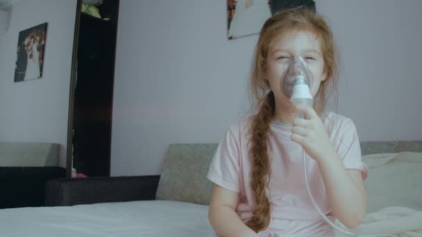 Κοριτσάκι Που Κάνει Εισπνοή Νεφελοποιητή Στο Σπίτι Εισπνοή Νεφελοποιητή Ατμό — Αρχείο Βίντεο