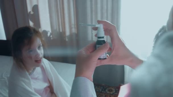 慈爱的母亲正在给她的孩子开药 以治疗她那痉挛的喉咙 妈妈有超能力超级妈妈的概念 固定摄像机 — 图库视频影像