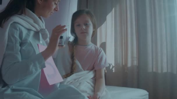 Milující Matka Písmenem Hrudi Pláštěnkou Superhrdiny Dává Léky Léčbu Vznášejícího — Stock video