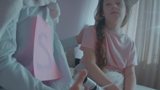 Älskade Mor Med Bokstaven Bröstet Och Superhjältecapen Ger Medicin För — Stockvideo