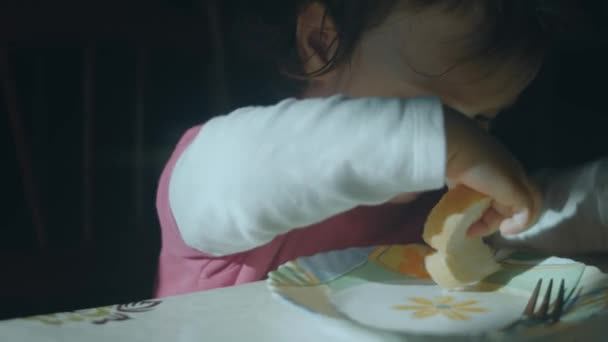 Niña Caucásica Comiendo Comida Del Plato Usando Tenedor Sentada Silla — Vídeos de Stock