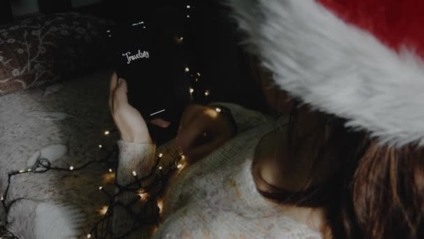 Ταξιδεύοντας Για Χριστούγεννα Επιγραφή Στο Smartphone Σχεδιαστής Που Φτιάχνει Χριστουγεννιάτικο — Αρχείο Βίντεο