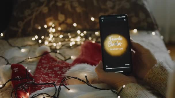 Αγαπημένη Χριστουγεννιάτικη Επιγραφή Παράδοση Στο Smartphone Σχεδιαστής Που Φτιάχνει Χριστουγεννιάτικο — Αρχείο Βίντεο