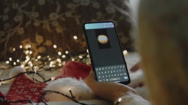 Χριστουγεννιάτικη Επιγραφή Ψώνια Στο Smartphone Σχεδιαστής Που Φτιάχνει Χριστουγεννιάτικο Σχέδιο — Αρχείο Βίντεο