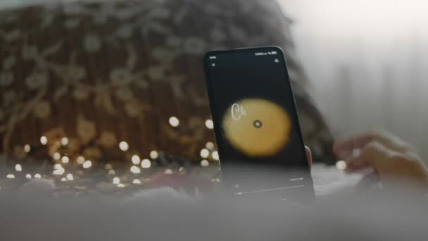 Kerstinscriptie Smartphone Ontwerper Maakt Een Kerstontwerp Mobiele App Kerstverlichting Gezellige — Stockvideo