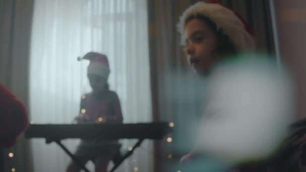 Küçük Kızlar Evde Noel Partisi Veriyor Kız Kardeşler Noel Şarkısını — Stok video