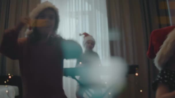 Kleine Mädchen Bei Einer Weihnachtsfeier Hause Schwestern Singen Gerne Gemeinsam — Stockvideo
