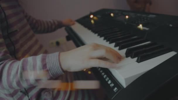 Menina Tocando Piano Elétrico Festa Natal Casa Flare Lente Anamórfica — Vídeo de Stock